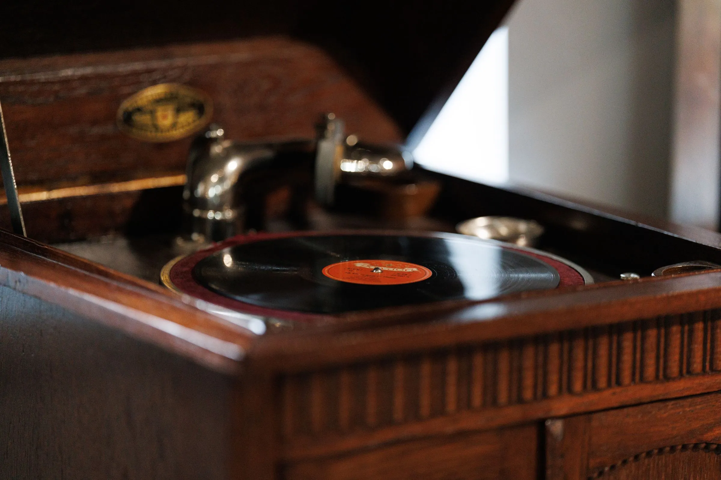 Gramófono antiguo de mueble de madera con un disco puesto en el plato