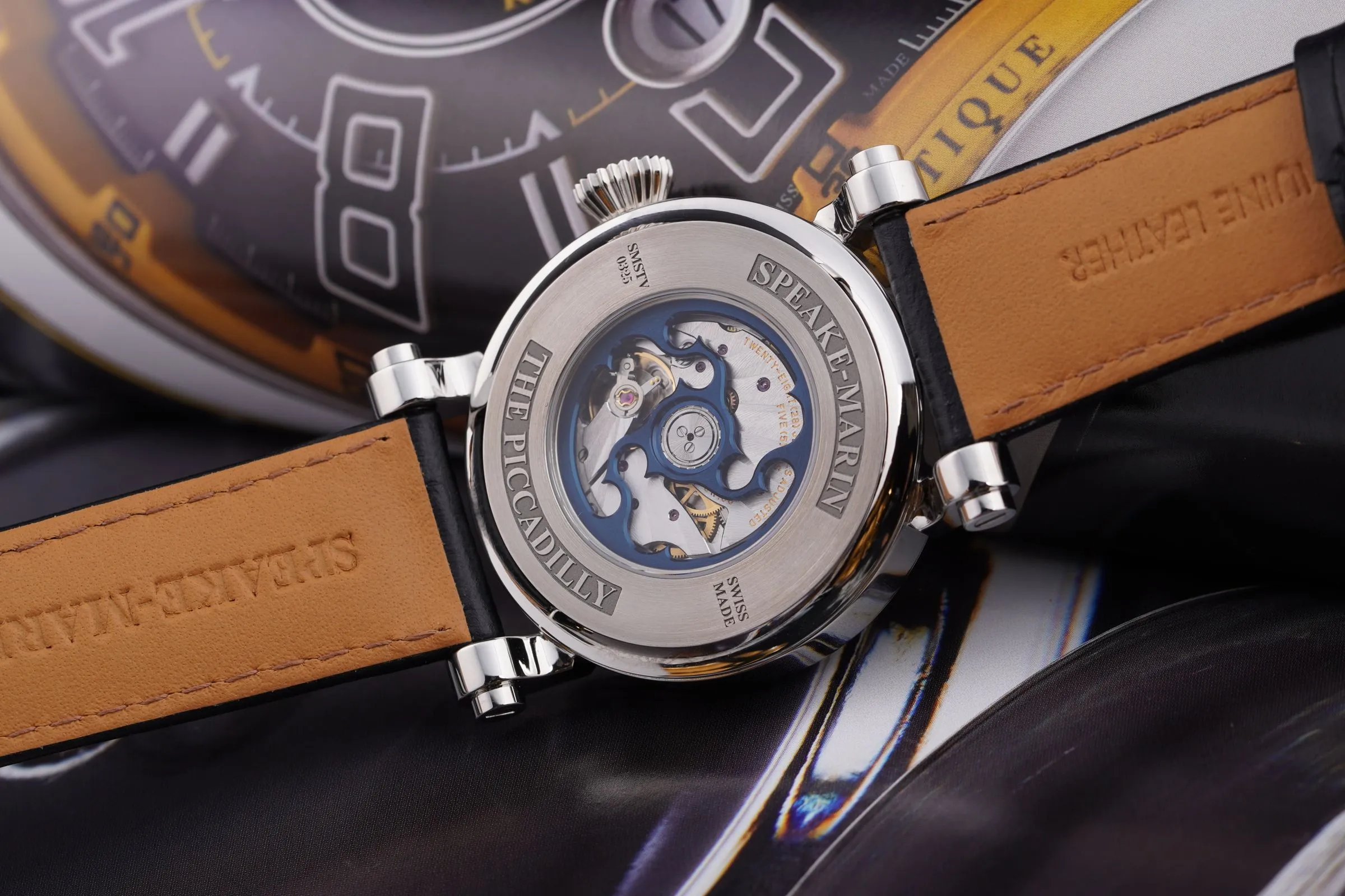 Fondo transparente de un reloj mecánico suizo que deja ver el movimiento, el rotor y los rubíes